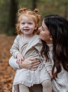 Asta, Louie, mor & far 🍂

Sidste år havde jeg den her søde familie foran kameraet. Snart ligger der igen gyldne blade overalt. Og prøv lige at se hvordan Astas smukke hår blendede i med omgivelserne. 

#fotograf #fotografering #børnefotograf #børnefotografering #familiefotograf #familiefotografering #fotografsønderjylland #fotografjylland #fotografsyddanmark