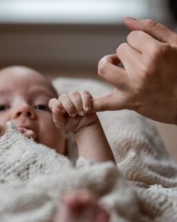 De små hænder der så kærligt griber fat om sin mors.

Carl og mor ❤️

#nyfødtfotografering #babyfotografering #nyfødtfotograf #familiefotograf #fotografsønderjylland #fotografjylland #fotograf #familiefotografering