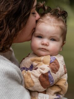 Elena med mor og far 😍
Den her lille sveske var ikke til at stå for. Så dejlig en alder at fotografere med masser af små sjove ansigtsudtryk.
#fotografering #fotograf #familiefotograf #familiefotografering #børnefotograf #børnefotografering #fotografjylland #fotografsønderjylland #fotografsyddanmark
