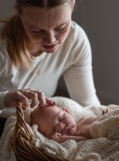 HUXI
Et lille nyt menneske i en stor verden — trygt omfavnet af mors og fars hænder.
Så lille, så fin og allerede så højt elsket 🤍
#nyfødtfotografering #babyfotografering #nyfødtfotograf #familiefotograf #fotografsønderjylland #fotografjylland #fotograf #familiefotografering