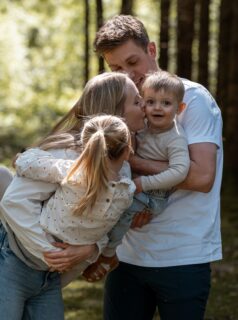 Ella & Theo med mor og far - sødeste lille familie der var med på sjov og leg i skoven.
#familiefotografering #familiefotograf #børnefotograf #børnefotografering #fotografsønderjylland #fotografsydjylland #fotografjylland