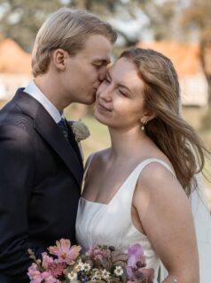 Julie & Kasper, som jeg fotograferede til deres bryllup sidste år 🤍
De havde valgt en lidt anderledes tilgang til dagens forløb og startede dagen med et "first look" – et helt fortroligt og stille øjeblik, som de to havde sammen, inden resten af dagen for alvor gik i gang. Det var så fint.
Jeg elsker at fotografere bryllupper, og heldigvis er årets bryllupssæson også skudt i gang for mit vedkommende. I morgen venter et heldagsbryllup, og jeg er sikker på, at det bliver intet mindre end magisk.
#fotograf #fotografering #bryllupsfotograf #bryllupsfotografering #fotografjylland #fotografsønderjylland #fotografsyddanmark #firstlook