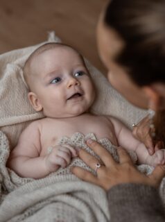 Sødeste lille Valdemar, hvis familie jeg har været så heldig at fotografere en del gange efterhånden. Til august venter endnu et stort kapitel, når mor og far skal giftes. Jeg glæder mig til endnu en gang at få lov til at fortælle deres historie gennem mine billeder.
#nyfødtfotografering #babyfotografering #nyfødtfotograf #familiefotograf #fotografsønderjylland #fotografjylland #fotograf #familiefotografering
